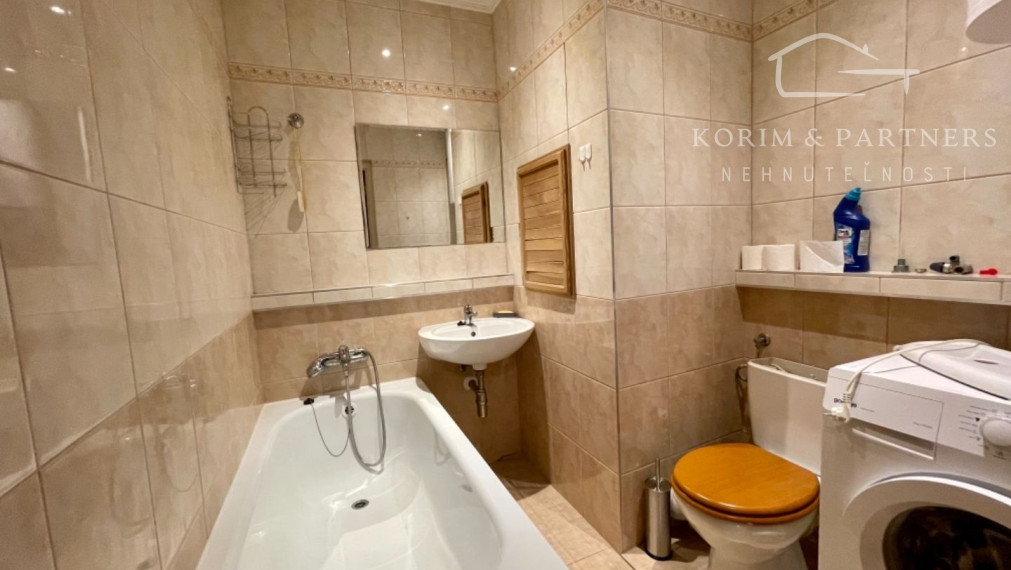 Zrekonštruovaný 2 izbový byt na prenájom, Komárno