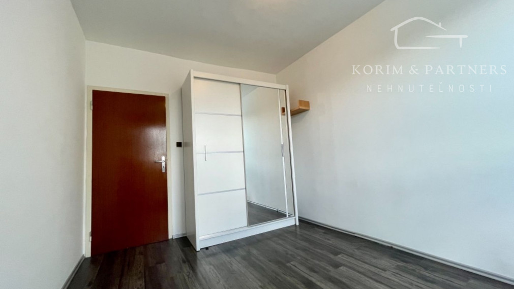 Zrekonštruovaný 2 izbový byt na prenájom, Komárno