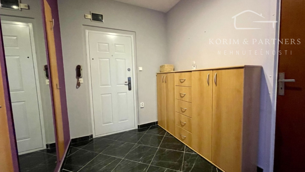 Zrekonštruovaný 2 izbový byt na prenájom, Komárno