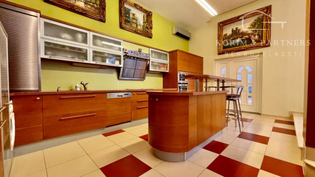 Rodinný dom s administratívnou budovou, opravárenskou dieľňou, Nová Stráž