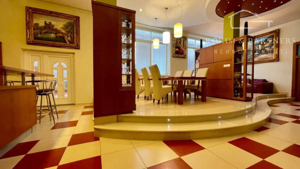 Rodinný dom s administratívnou budovou, opravárenskou dieľňou, Nová Stráž