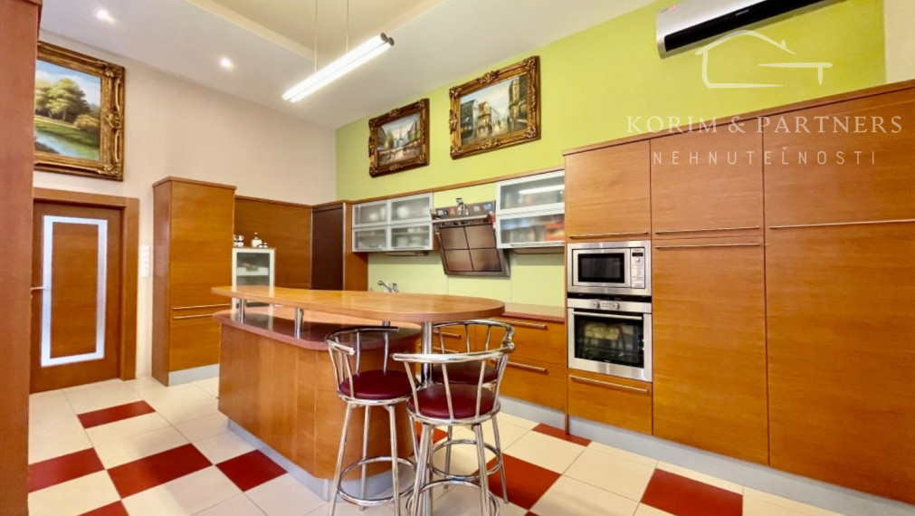 Rodinný dom s administratívnou budovou, opravárenskou dieľňou, Nová Stráž