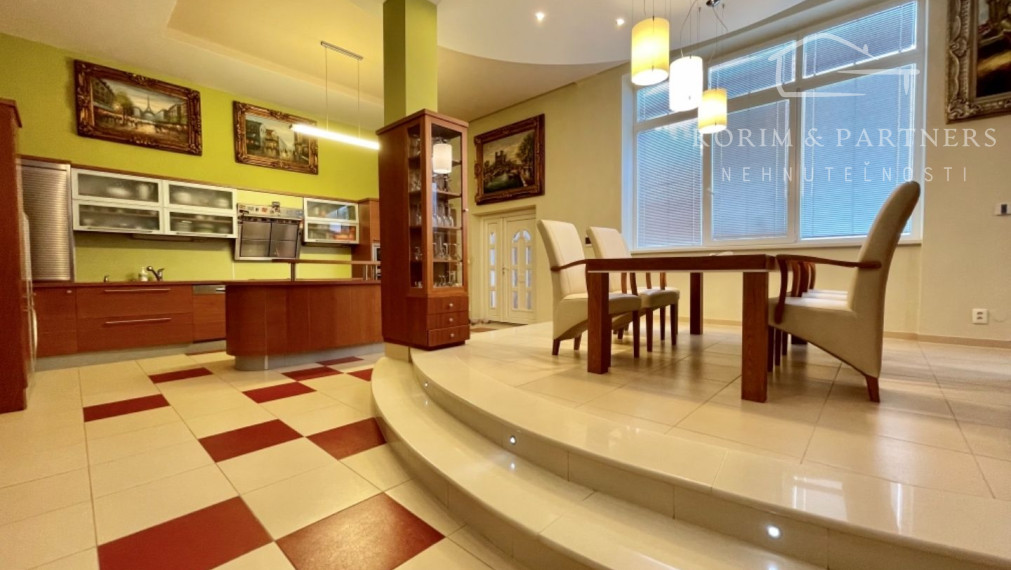 Rodinný dom s administratívnou budovou, opravárenskou dieľňou, Nová Stráž