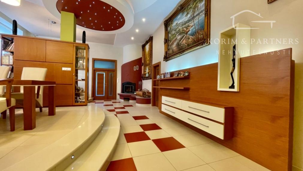 Rodinný dom s administratívnou budovou, opravárenskou dieľňou, Nová Stráž