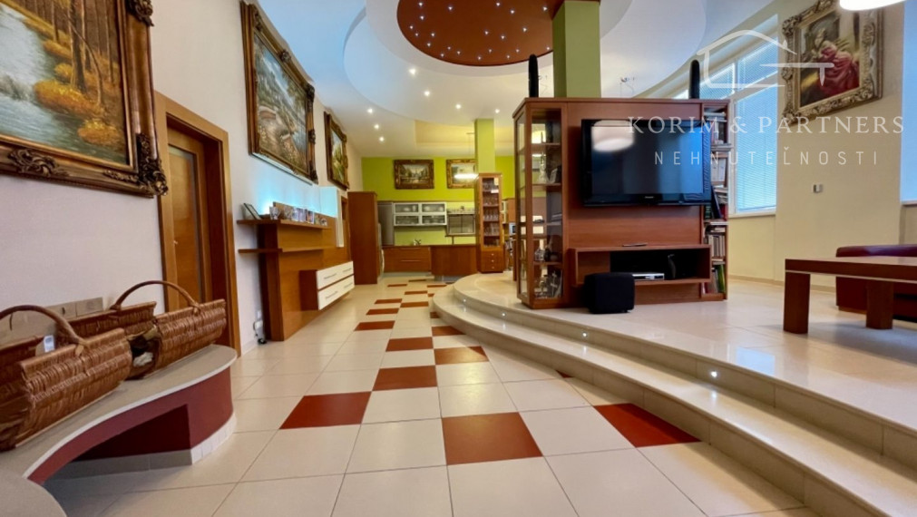 Rodinný dom s administratívnou budovou, opravárenskou dieľňou, Nová Stráž