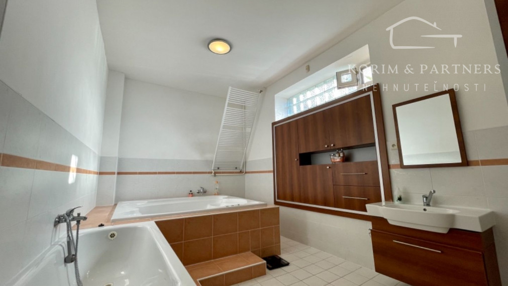 Rodinný dom s administratívnou budovou, opravárenskou dieľňou, Nová Stráž