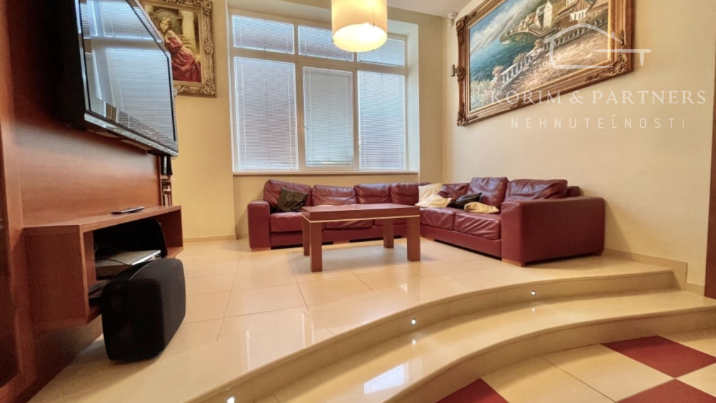 Rodinný dom s administratívnou budovou, opravárenskou dieľňou, Nová Stráž