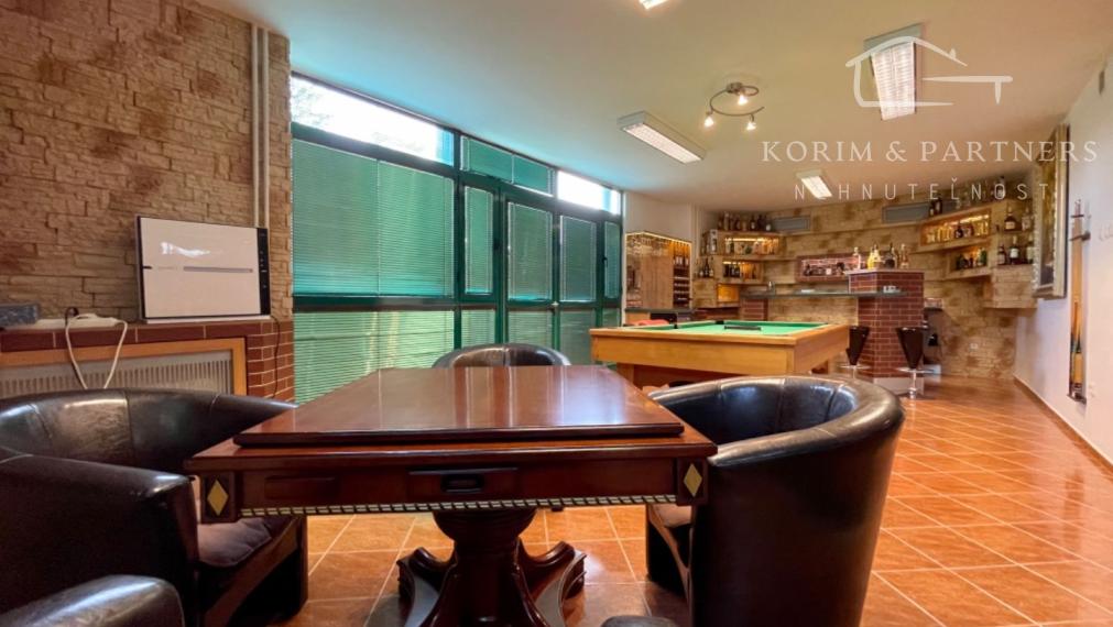 Rodinný dom s administratívnou budovou, opravárenskou dieľňou, Nová Stráž