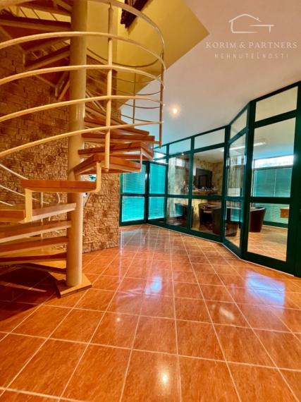 Rodinný dom s administratívnou budovou, opravárenskou dieľňou, Nová Stráž