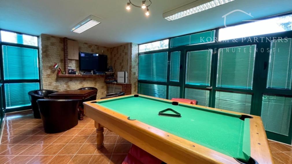 Rodinný dom s administratívnou budovou, opravárenskou dieľňou, Nová Stráž