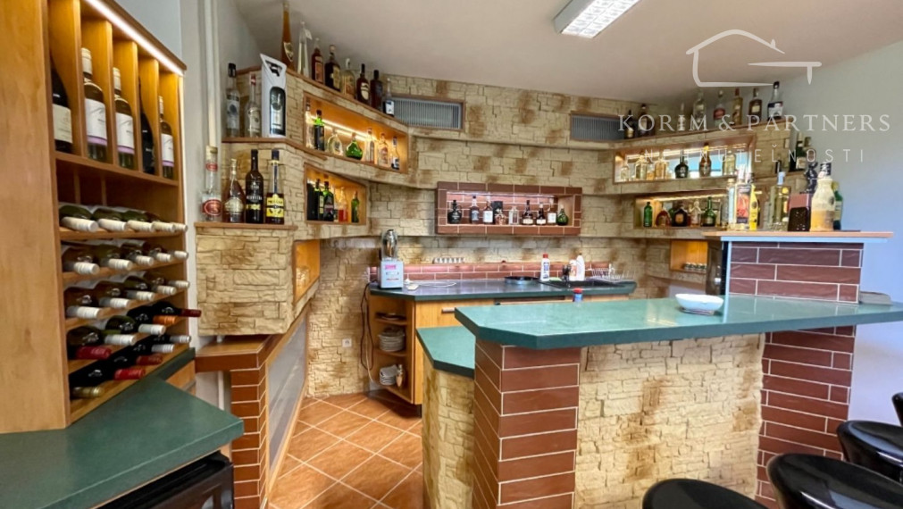 Rodinný dom s administratívnou budovou, opravárenskou dieľňou, Nová Stráž