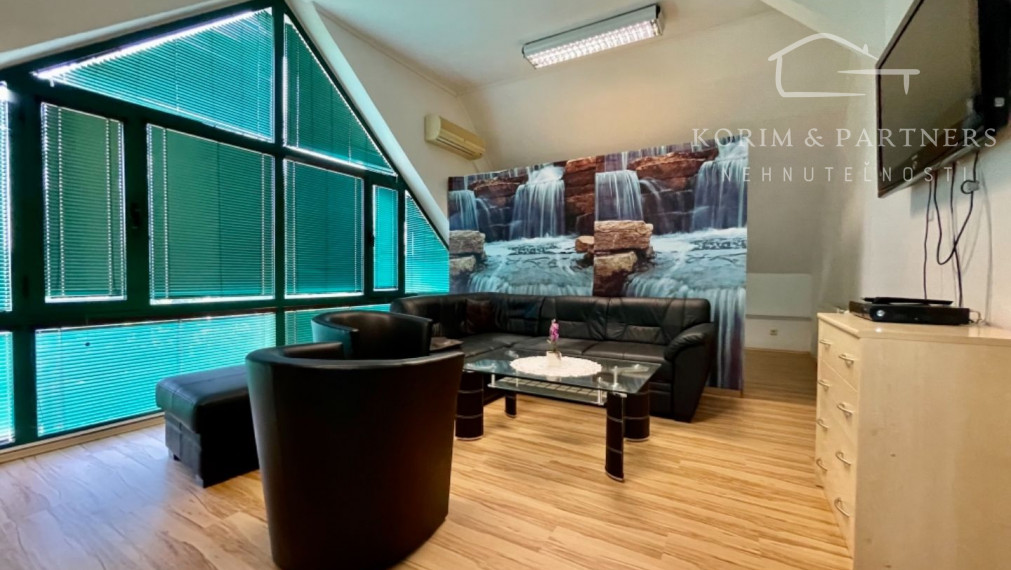 Rodinný dom s administratívnou budovou, opravárenskou dieľňou, Nová Stráž