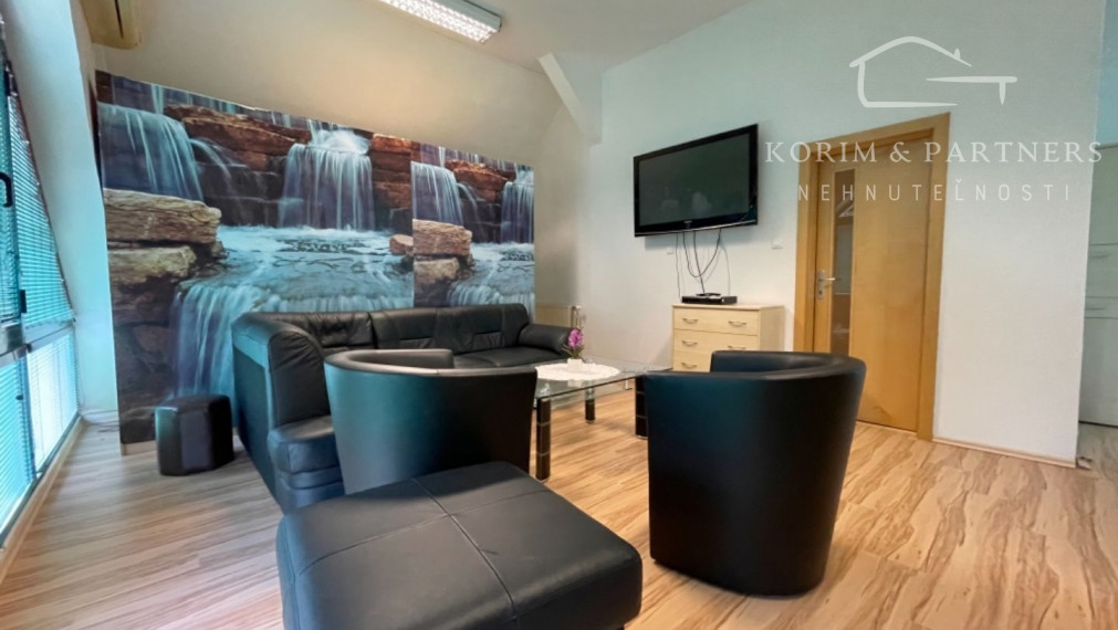 Rodinný dom s administratívnou budovou, opravárenskou dieľňou, Nová Stráž