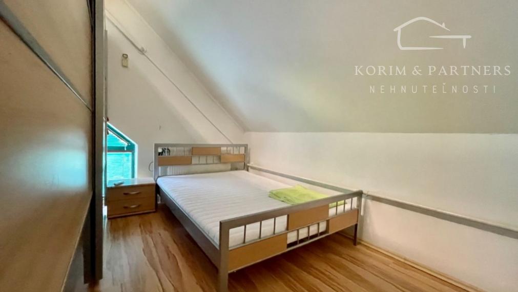 Rodinný dom s administratívnou budovou, opravárenskou dieľňou, Nová Stráž