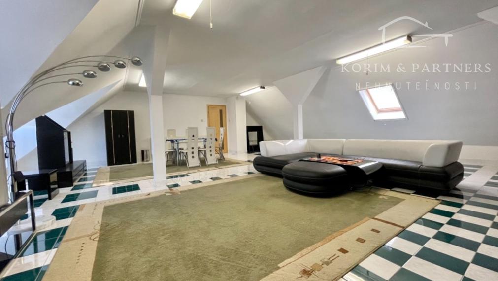 Rodinný dom s administratívnou budovou, opravárenskou dieľňou, Nová Stráž