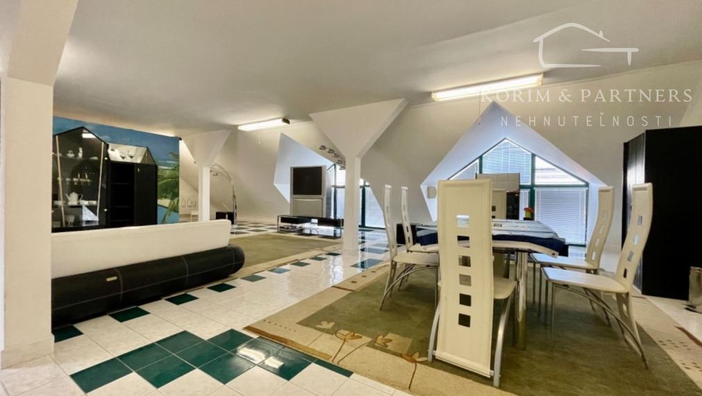 Rodinný dom s administratívnou budovou, opravárenskou dieľňou, Nová Stráž