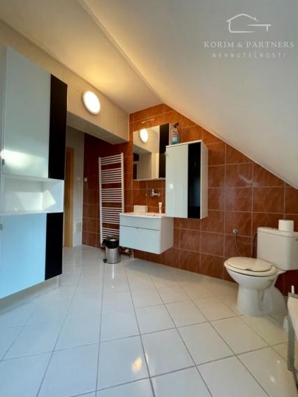 Rodinný dom s administratívnou budovou, opravárenskou dieľňou, Nová Stráž