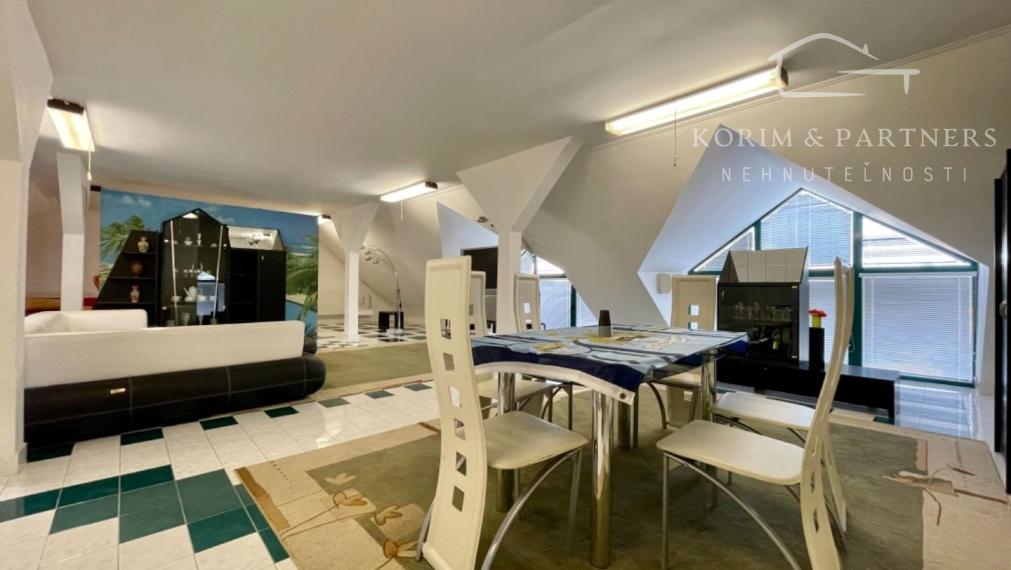 Rodinný dom s administratívnou budovou, opravárenskou dieľňou, Nová Stráž