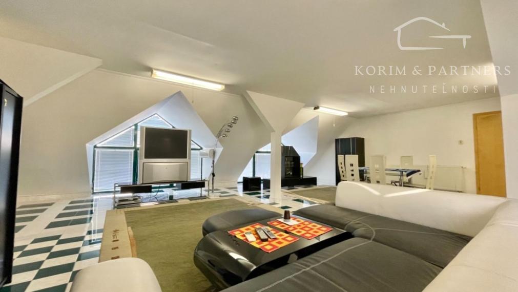 Rodinný dom s administratívnou budovou, opravárenskou dieľňou, Nová Stráž