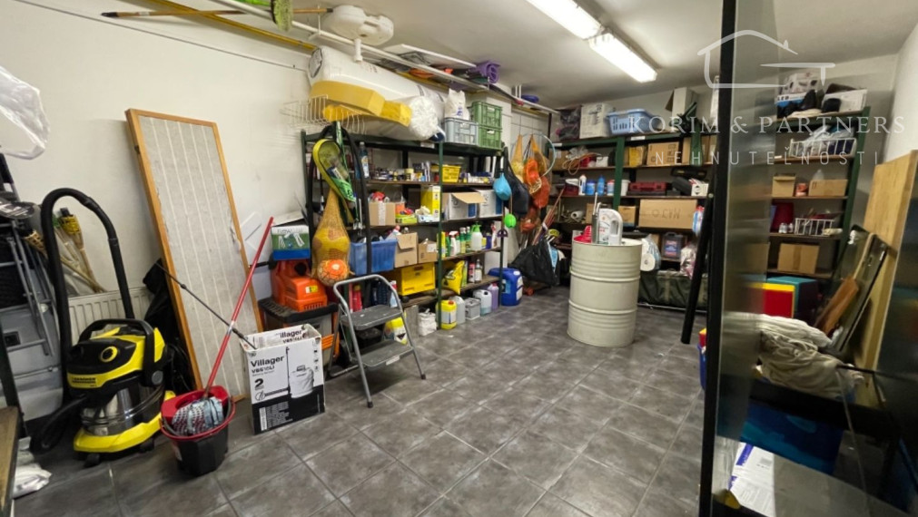 Rodinný dom s administratívnou budovou, opravárenskou dieľňou, Nová Stráž