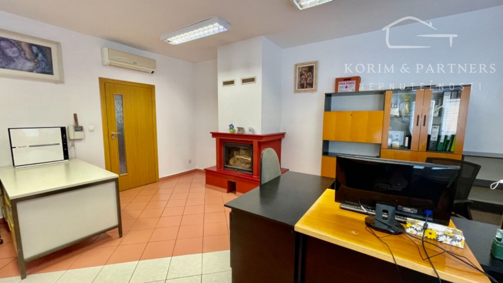 Administratívna budova s opravárenskou dieľňou a rodinným domom, Komárno