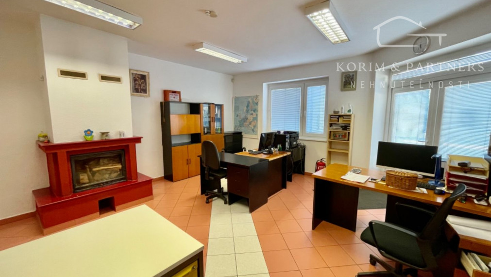 Administratívna budova s opravárenskou dieľňou a rodinným domom, Komárno