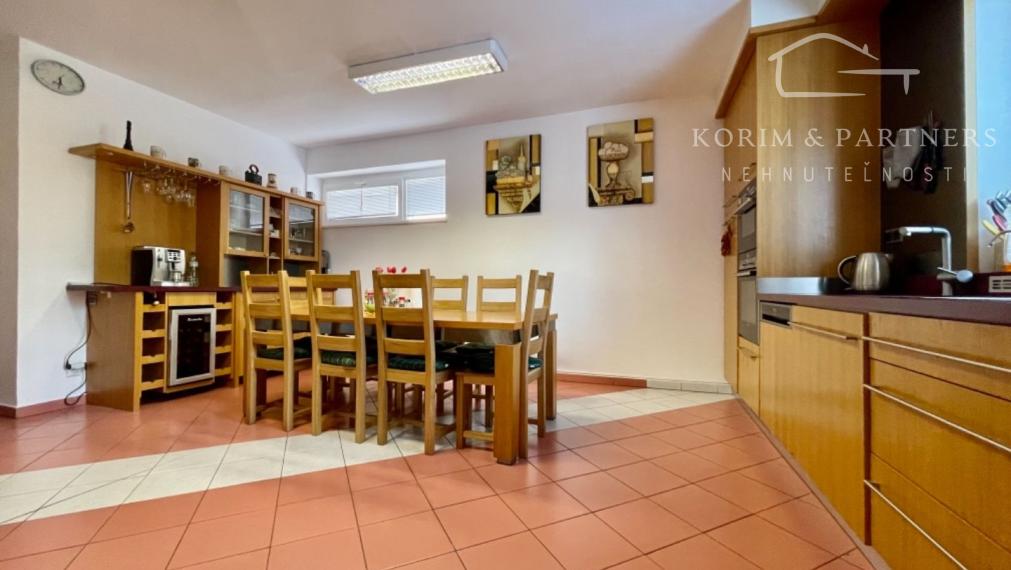 Administratívna budova s opravárenskou dieľňou a rodinným domom, Komárno