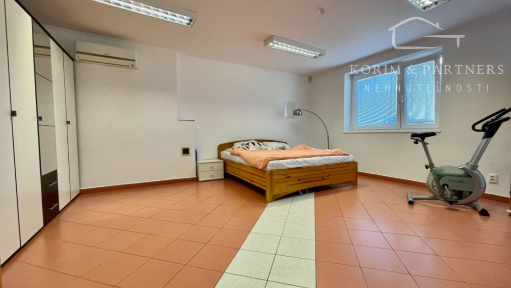 Administratívna budova s opravárenskou dieľňou a rodinným domom, Komárno