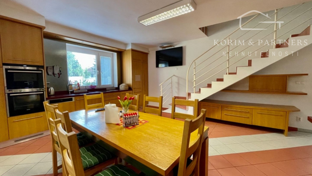 Administratívna budova s opravárenskou dieľňou a rodinným domom, Komárno