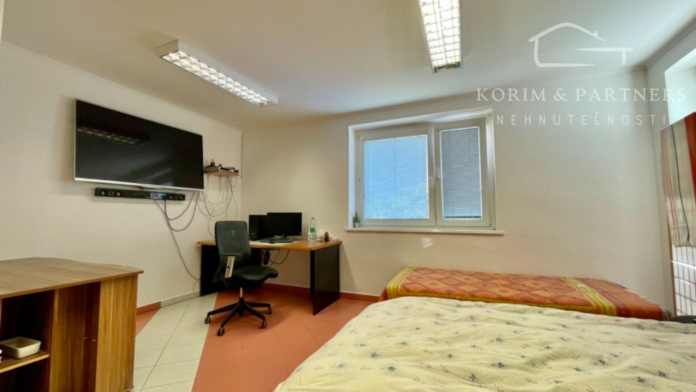 Administratívna budova s opravárenskou dieľňou a rodinným domom, Komárno