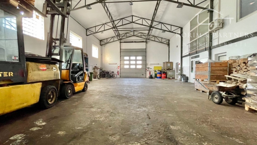 Administratívna budova s opravárenskou dieľňou a rodinným domom, Komárno