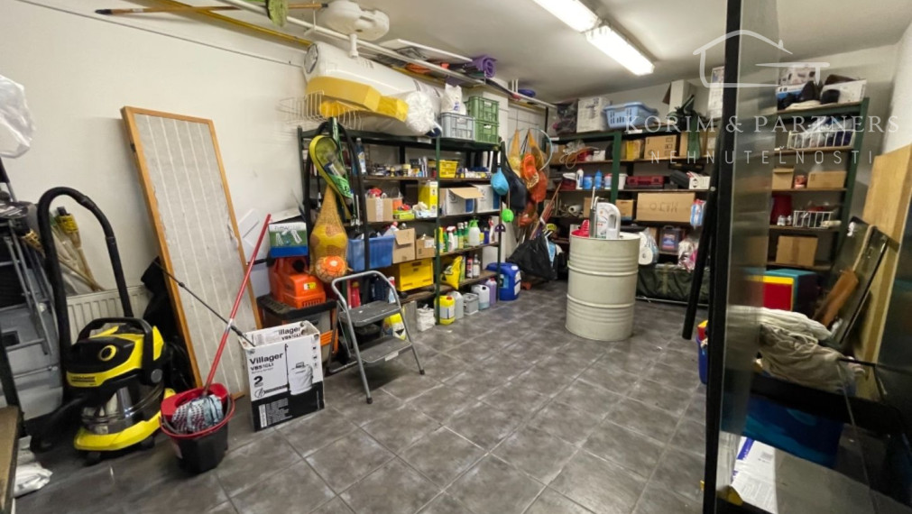 Administratívna budova s opravárenskou dieľňou a rodinným domom, Komárno