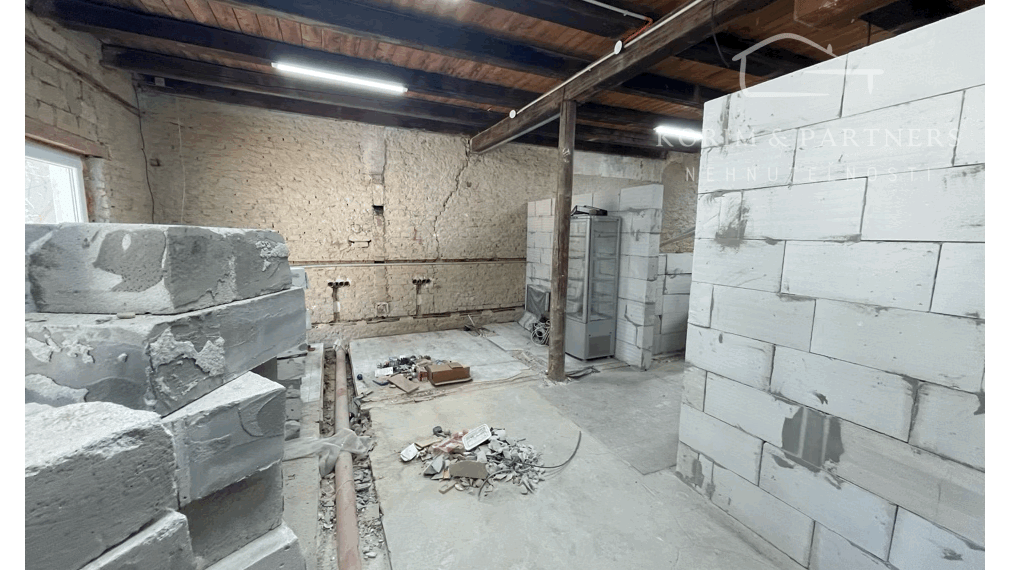 Jedinečná polyfunčná budova na hlavnom cestnom ťahu cez Hurbanovo