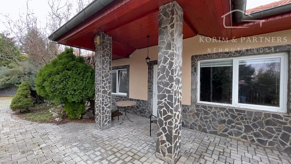 Priestory na podnikanie pri 5 izbovom rodinnom dome  ?