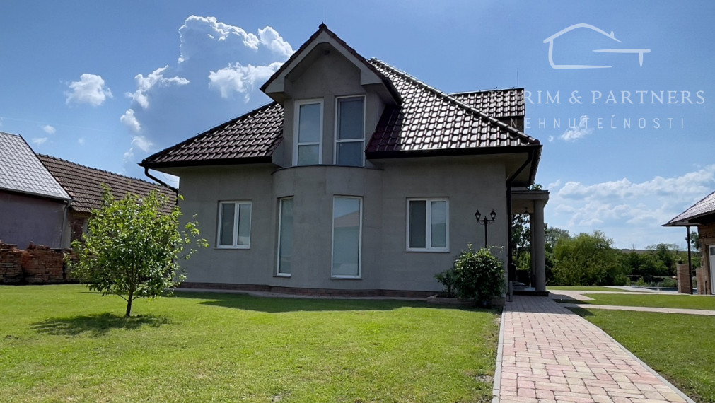 Nadštandartný rodinný dom s rozsiahlym pozemkom na brehu jazera, Búč.