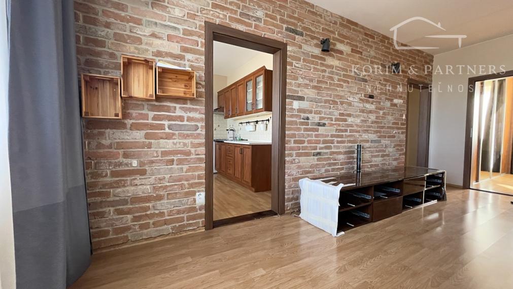 3 izbový zrekonštruovaný byt s balkónom na prenájom, Komárno