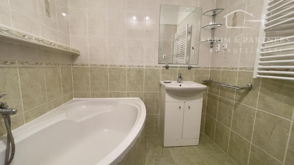 3 izbový zrekonštruovaný byt s balkónom na prenájom, Komárno