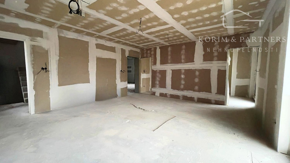 NOVÁ CENA !!! Nadštandardný rodinný dom so začatou rekonštrukciou, Nová Stráž