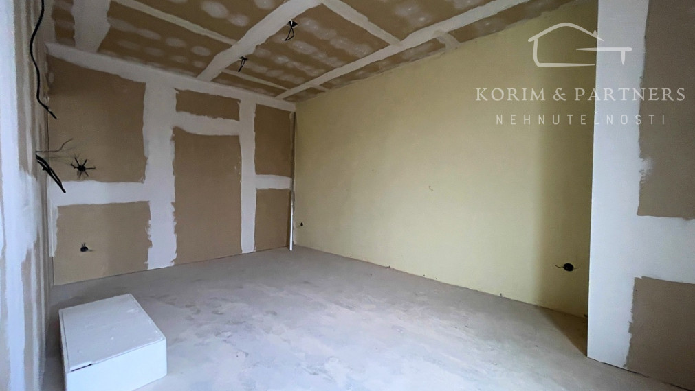 NOVÁ CENA !!! Nadštandardný rodinný dom so začatou rekonštrukciou, Nová Stráž