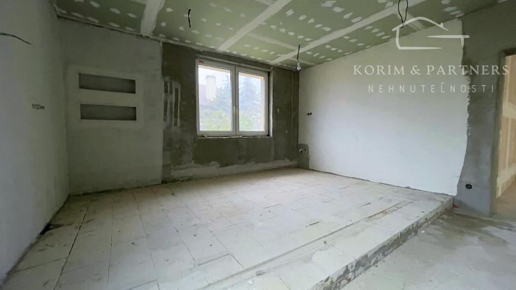 NOVÁ CENA !!! Nadštandardný rodinný dom so začatou rekonštrukciou, Nová Stráž