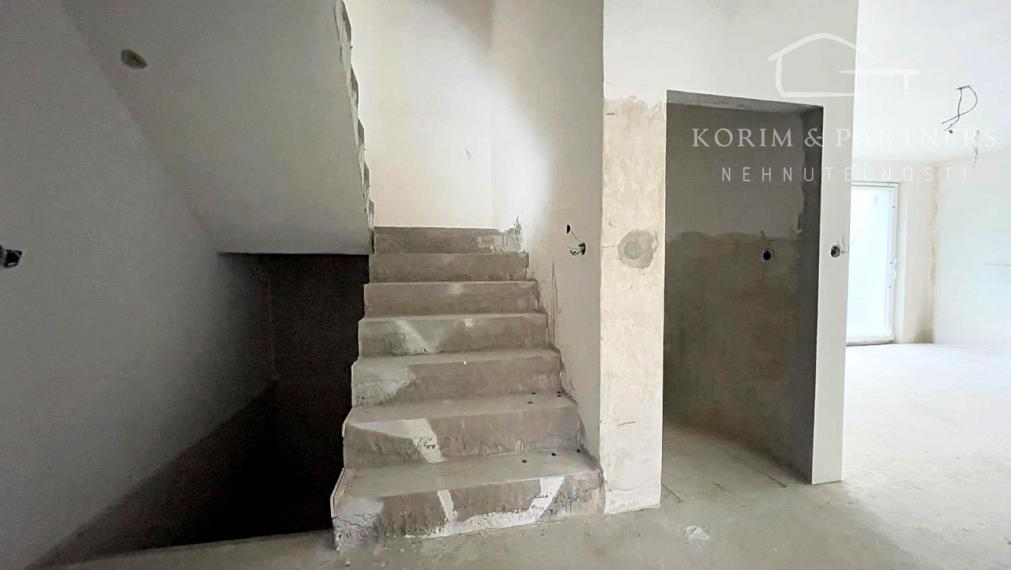 NOVÁ CENA !!! Nadštandardný rodinný dom so začatou rekonštrukciou, Nová Stráž