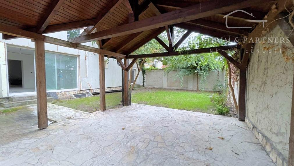 NOVÁ CENA !!! Nadštandardný rodinný dom so začatou rekonštrukciou, Nová Stráž