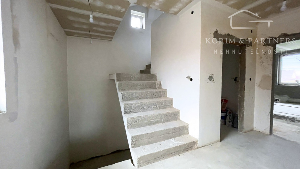 NOVÁ CENA !!! Nadštandardný rodinný dom so začatou rekonštrukciou, Nová Stráž