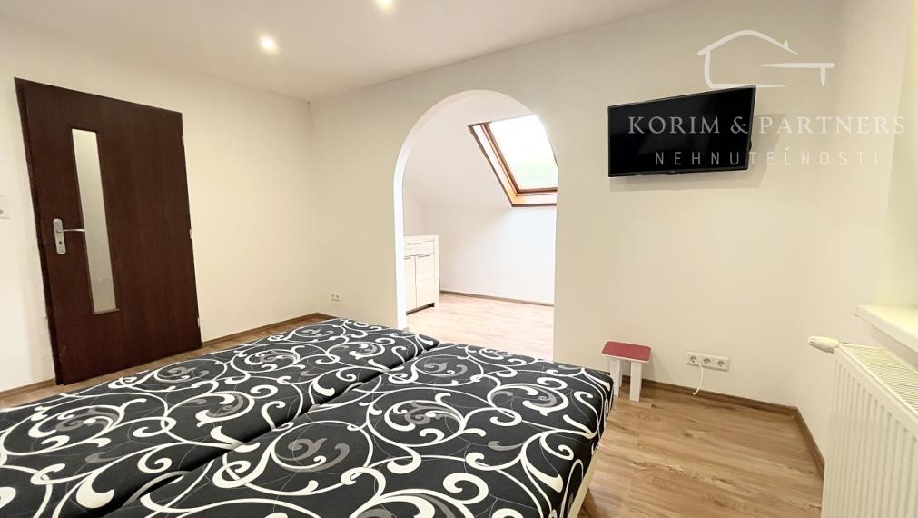 Priestranný poschodový rodinný dom blízko slovenských hraníc