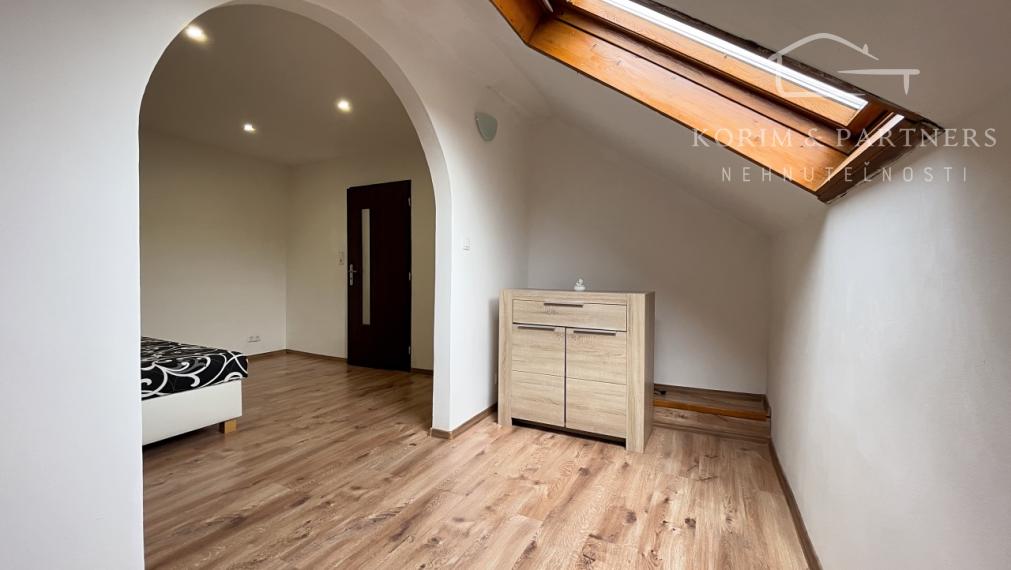 Priestranný poschodový rodinný dom blízko slovenských hraníc