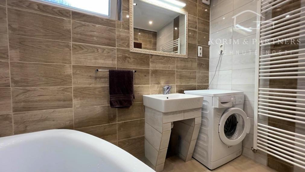 Priestranný poschodový rodinný dom blízko slovenských hraníc