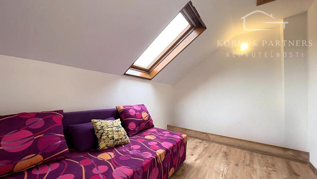 Priestranný poschodový rodinný dom blízko slovenských hraníc