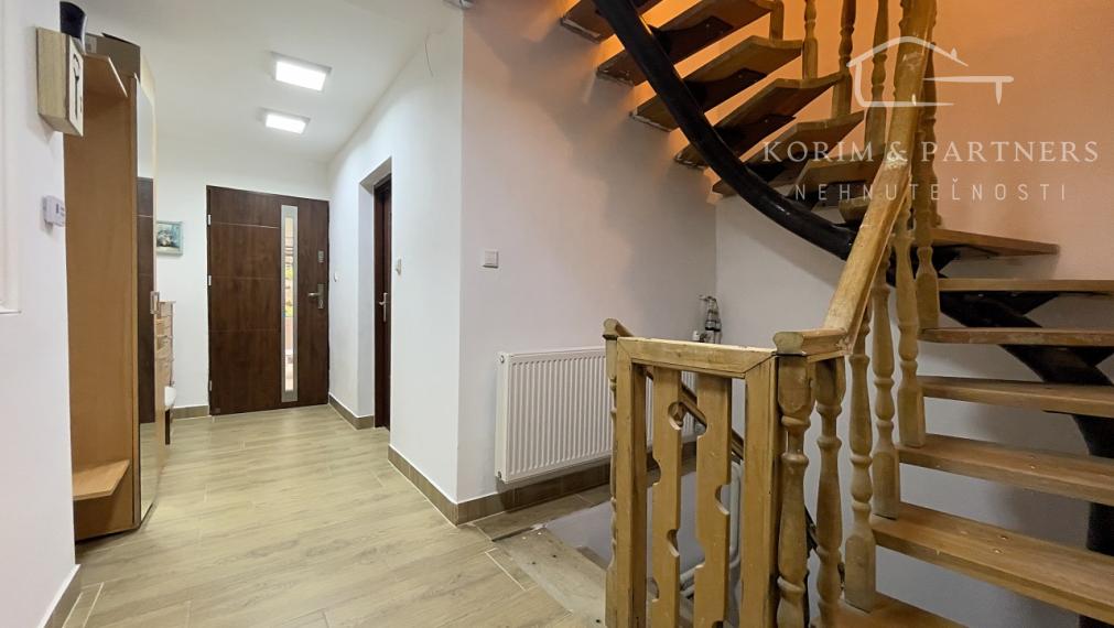 Priestranný poschodový rodinný dom blízko slovenských hraníc