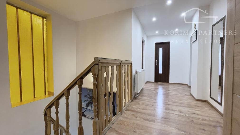 Priestranný poschodový rodinný dom blízko slovenských hraníc