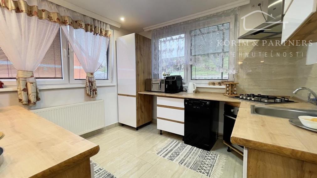 Priestranný poschodový rodinný dom blízko slovenských hraníc